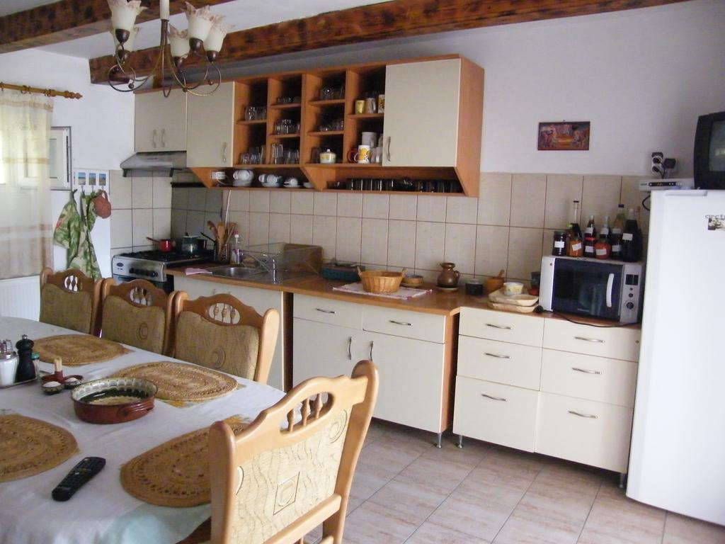 Pensiunea Casa Filoxenia Horezu Exteriér fotografie